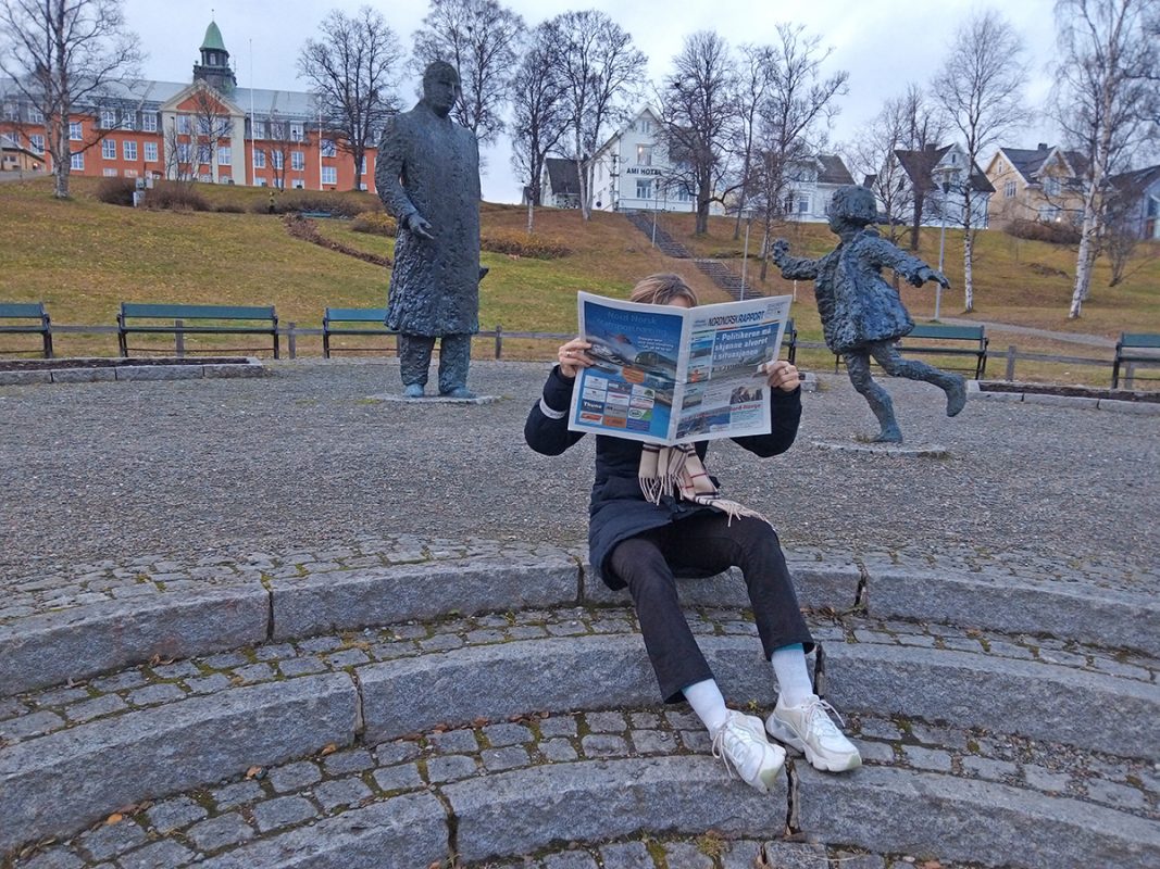 Leser avisa i parken